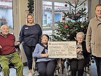 Das Bild zeigt die &Uuml;bergabe im Seniorenheim Kramerswiesen mit B&uuml;rgermeister Nico Rogge (rechts) und den Vertretern beziehungsweise Bewohnern des Seniorenheims.