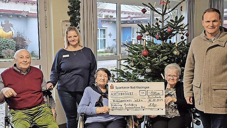 Das Bild zeigt die &Uuml;bergabe im Seniorenheim Kramerswiesen mit B&uuml;rgermeister Nico Rogge (rechts) und den Vertretern beziehungsweise Bewohnern des Seniorenheims.