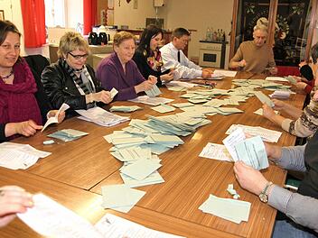 Alle Hände voll zu tun hatten die Wahlhelfer, wie hier in Ebern. Über 700 Wähler hatten ihre Stimme abgegeben. Foto: Michael Will