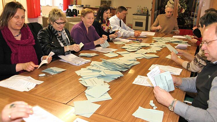 Alle Hände voll zu tun hatten die Wahlhelfer, wie hier in Ebern. Über 700 Wähler hatten ihre Stimme abgegeben. Foto: Michael Will