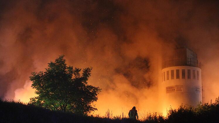 Grossbrand vernichtet Schreinerei samt Anbauten und Fuhrpark - Millionenschaden
