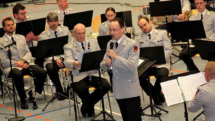 Oberstleutnant Burkard Zenglein erläuterte die gespielten Musikstücke. Foto: Johanna Blum