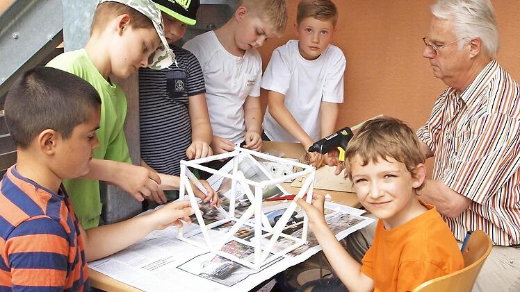 Hier basteln Schüler unter der Anleitung des Lehrers Manfred Gunzelmann aus Papierrollen ein Turm.