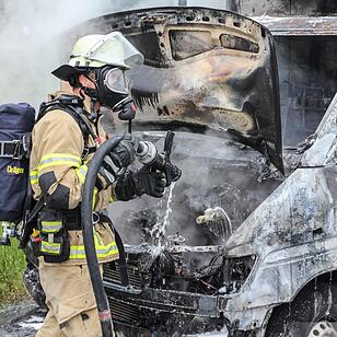 Transporter brennt auf A73 komplett aus