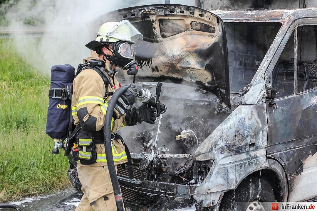 Transporter brennt auf A73 komplett aus