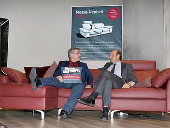 Landrat Michael Busch (links) und Landkreis-Wirtschaftsförderer Martin Schmitz haben die heimischen Polstermöbelhersteller (wie hier: Ewald Schillig) besucht. Foto: Berthold Köhler