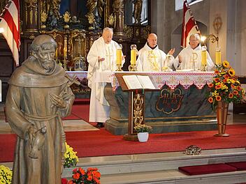 Beim Franziskusfest am Kreuzberg standen der neue Hausvikar Pater Georg Andlinger (Mitte), der künftige Guardian Pater Martin Domogalla (rechts) und Pater Bertold Türffs (links), der künftig auch am Kreuzberg tätig sein wird, am Altar. Bis Pater Martin Domogalla im Februar als Guardian zurück zum Kreuzberg kommt, wird Andlinger auch die Aufgaben des Hausoberen wahrnehmen.  Foto: Marion Eckert