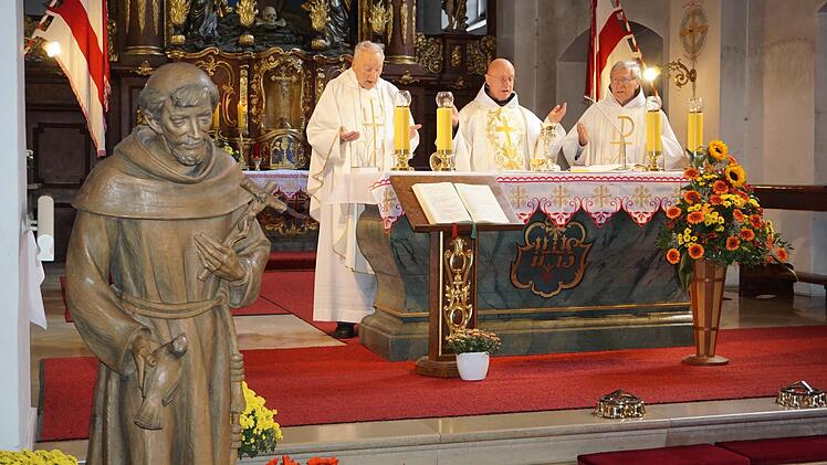 Beim Franziskusfest am Kreuzberg standen der neue Hausvikar Pater Georg Andlinger (Mitte), der künftige Guardian Pater Martin Domogalla (rechts) und Pater Bertold Türffs (links), der künftig auch am Kreuzberg tätig sein wird, am Altar. Bis Pater Martin Domogalla im Februar als Guardian zurück zum Kreuzberg kommt, wird Andlinger auch die Aufgaben des Hausoberen wahrnehmen.  Foto: Marion Eckert