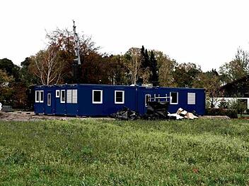 Unweit der Schule werden derzeit die Container montiert, in die der Hort während der Sanierung umziehen muss. Richard Sänger