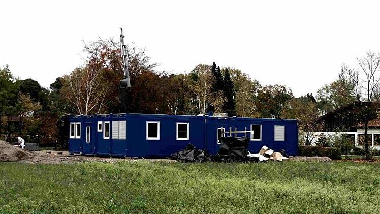 Unweit der Schule werden derzeit die Container montiert, in die der Hort während der Sanierung umziehen muss. Richard Sänger