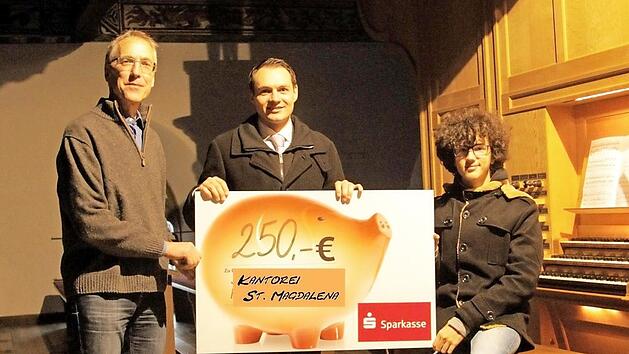 Kantor Toni Rotter (l.) und Ludwig Orel nahmen den symbolischen Scheck entgegen. Foto: privat
