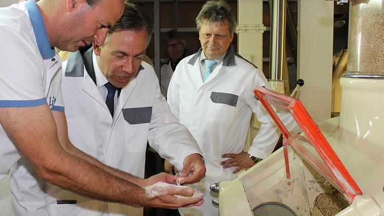Bedarfsgerechte Mehlmischungen werden in der Litz-Mühle hergestellt. Michael Litz (links) führte Landrat Alexander Tritthart (Mitte) in die Produktionsvorgänge ein. Rechts im Bild Gremsdorfs Bürgermeister Norbert Walter  Foto: Evi Seeger