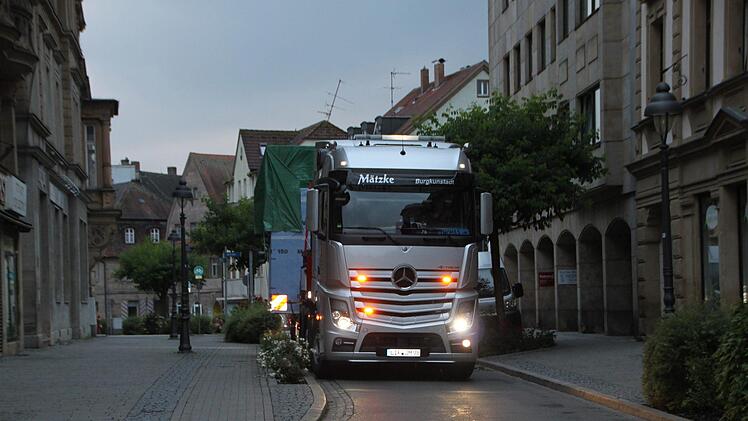 Im Kressenstein wird's eng. Der Lkw arbeitet sich zentimeterweise voran.Foto: Katrin Geyer