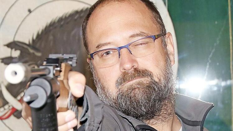 Der Eberner Carsten Präger entschied sein Duell im Stechen mit einem Schuss in die Zehn.  Foto: Dietz