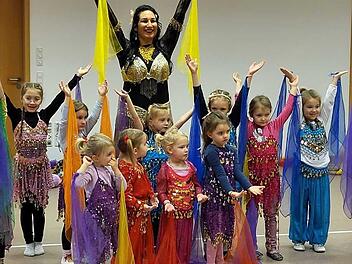 Tanzlehrerin Christina Scheit und ihre Tanzm&auml;use bei ihrem Auftritt im MehrLebenHaus.