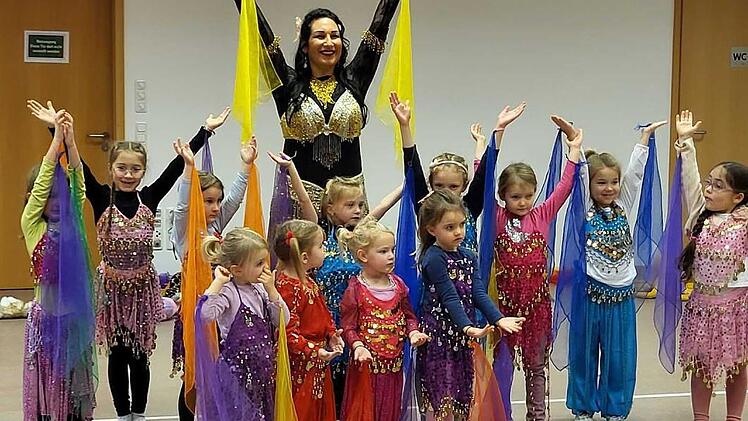 Tanzlehrerin Christina Scheit und ihre Tanzmäuse bei ihrem Auftritt im MehrLebenHaus.