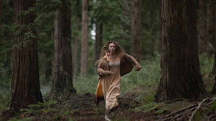 Lily (Tallulah Evans) kann nach f&uuml;nf Jahren aus den F&auml;ngen ihres Entf&uuml;hrers fliehen: Ihr Martyrium ist aber noch l&auml;ngst nicht zu Ende.