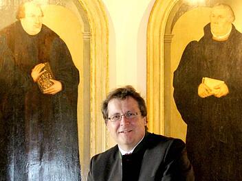 Richard Loibl, Direktor des Hauses der Bayerischen Geschichte, in den Kunstsammlungen der Veste Coburg vor den Bildnissen von Martin Luther (rechts) und Georg III. von Anhalt, genannt der Fromme. Beide Bilder sind Werke von Lucas Cranach dem Älteren und auf das Jahr 1575 datiert. Foto: Simone Bastian
