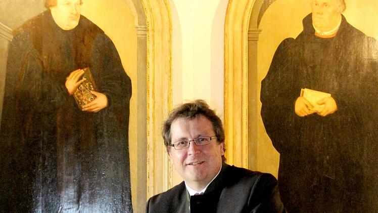 Richard Loibl, Direktor des Hauses der Bayerischen Geschichte, in den Kunstsammlungen der Veste Coburg vor den Bildnissen von Martin Luther (rechts) und Georg III. von Anhalt, genannt der Fromme. Beide Bilder sind Werke von Lucas Cranach dem Älteren und auf das Jahr 1575 datiert. Foto: Simone Bastian