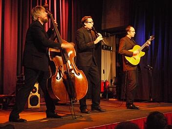 Sie sind Meister auf drei "einfachen" Holzinstrumenten: Markus Conrads (von links), Tobias Reisige und Anto Karaula.  Foto: Pauline Lindner