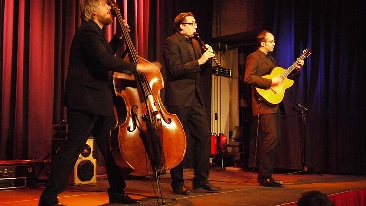 Sie sind Meister auf drei "einfachen" Holzinstrumenten: Markus Conrads (von links), Tobias Reisige und Anto Karaula.  Foto: Pauline Lindner