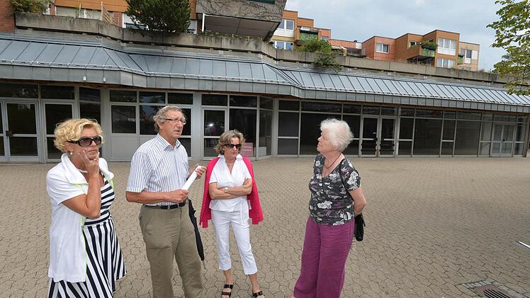 Nachdenkliche Minen vor leer stehenden Flächen: (von links) Heike Mallad, Professor Laszlo Vaskovizs, Karin Dengler-Schreiber, Elsa Braun. Foto: Ronald Rinklef
