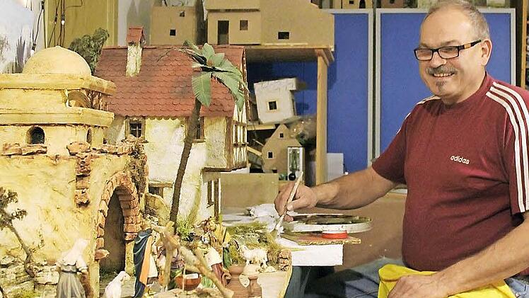 Gerade arbeitet Bernhard Vogt an einer fränkischen Fachwerk-Krippe. Das orientalische Meisterstück von 1998 bleibt aber in der Familie.