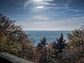 Dieser Blick eröffnet sich dem Wanderer auf dem Hohe-Warte-Turm in Bad Berneck. Fotos: Heiko Hartmann