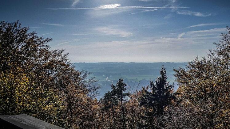 Dieser Blick eröffnet sich dem Wanderer auf dem Hohe-Warte-Turm in Bad Berneck. Fotos: Heiko Hartmann