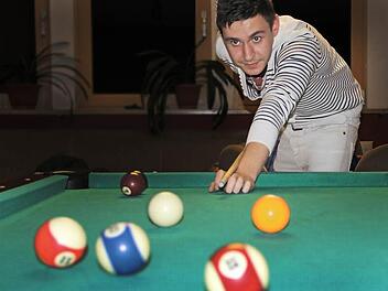 Heinrich Andreas vom JUZ Wildflecken hat ein ganz klares Ziel beim Billard. Ein ebensolches hat auch Boris Höttinger, der neue Gemeindejugendpfleger für Wildflecken. Archivfoto: Ulrike Müller