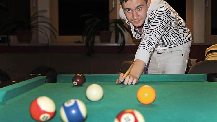 Heinrich Andreas vom JUZ Wildflecken hat ein ganz klares Ziel beim Billard. Ein ebensolches hat auch Boris Höttinger, der neue Gemeindejugendpfleger für Wildflecken. Archivfoto: Ulrike Müller