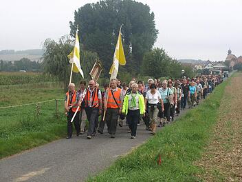 In langem Zug unterwegs sind die Wallfahrer aus Oerlenbach wieder am Wochenende. Foto: Archiv/Stefan Geiger