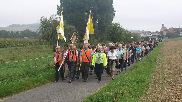 In langem Zug unterwegs sind die Wallfahrer aus Oerlenbach wieder am Wochenende. Foto: Archiv/Stefan Geiger