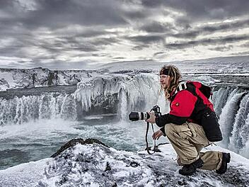 Direkt an der Ringstraße zwischen Mývatn und Akureyrí stürzt der Wasserfall Goðafoss zwölf Meter in die Tiefe.  Foto: Kai Rogler