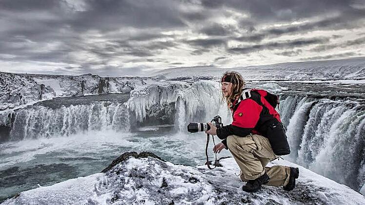 Direkt an der Ringstraße zwischen Mývatn und Akureyrí stürzt der Wasserfall Goðafoss zwölf Meter in die Tiefe.  Foto: Kai Rogler