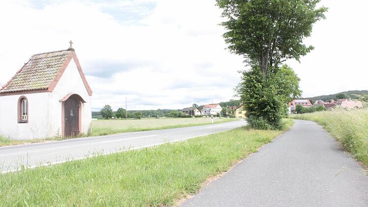 Trügerische Idylle: Auf dem Fußweg (r.) Richtung Kersbach auf Höhe der Kapelle ereignete sich die Attacke. Foto: Andreas Oswald