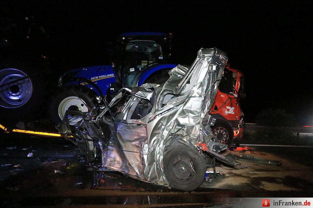 Transporter zwischen Lkw eingeklemmt