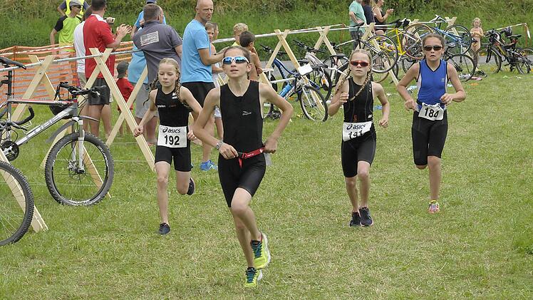 Die Mädchen in der Schüler B schenkten sich nichts. Von links Nadja Schörner (Hof), Ella Dippold (ATS), Lena Schörner (Hof) und Jule Masel (ATS). Foto: Karl Heinz Weber