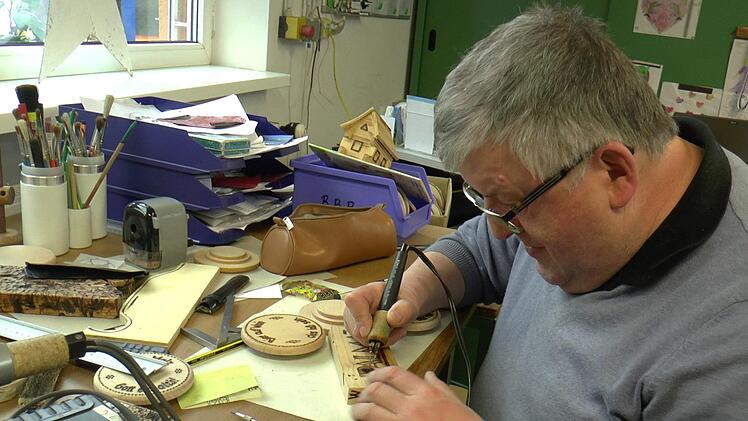 Ludwig Krämer aus Hainert arbeitet bereits 36 Jahre in Augsfeld und graviert in Holzstücke und Holzteller allerlei Schriften und Grafiken.