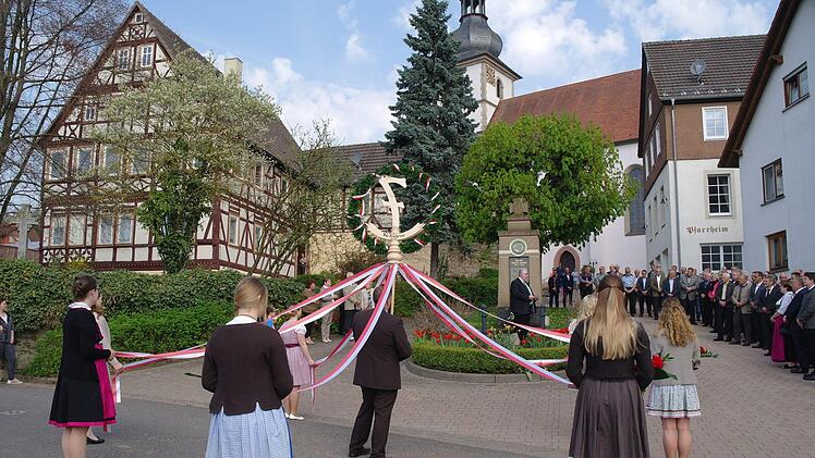 Mit Siegfried Schaub (am Kriegerdenkmal) gedachten die Tagungsteilnehmer der verstorbenen Feldgeschworenen. Stephanie Elm