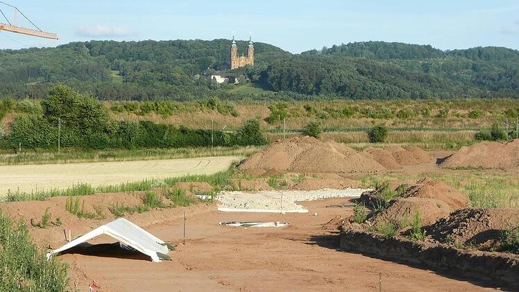 Grabungsarbeiten im Maintal: Hier entsteht das gleichnamige Reundorfer Neubaugebiet mit 48 Bauplätzen. Aktuell tun dort Archäologen ihre Arbeit, denn hier befindet sich das wichtigste urnenfelderzeitliche Gräberfeld Oberfrankens. Ab und an werden angefeuchtete Planen ausgelegt, damit der geöffnete Boden darunter nicht austrocknet, was die Bearbeitung sehr erschweren würde. Foto: Popp