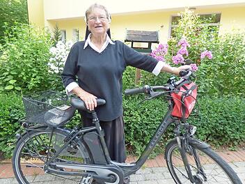 Schwester Sigrid Kerschensteiner ist täglich mit dem Fahrrad unterwegs.  Foto: Thomas Weichert