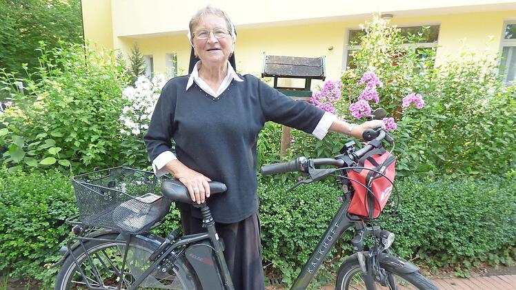 Schwester Sigrid Kerschensteiner ist täglich mit dem Fahrrad unterwegs.  Foto: Thomas Weichert