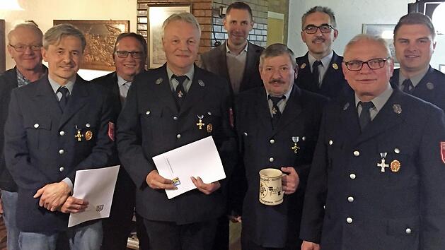 Ehrungen bei der Felkendorfer Wehr (von links): Roland Pfaffenberger, Robert Tauer, Dieter Schar, Gerwald Pfaffenberger, Martin Bernreuther, Werner Bergmann, Siegfried Zillig, Michael Ganzleben und Jens Krasser Foto: Adriane Lochner