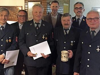 Ehrungen bei der Felkendorfer Wehr (von links): Roland Pfaffenberger, Robert Tauer, Dieter Schar, Gerwald Pfaffenberger, Martin Bernreuther, Werner Bergmann, Siegfried Zillig, Michael Ganzleben und Jens Krasser Foto: Adriane Lochner