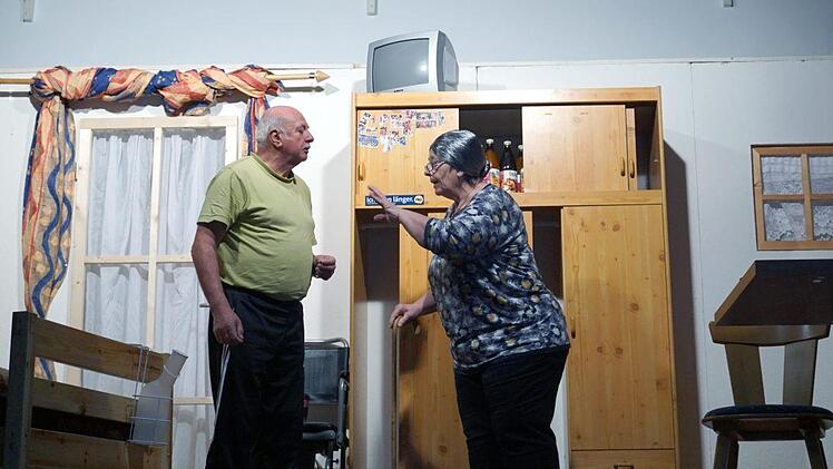 Die schwerhörige Irma Büchler bedrängt Opa Müllerschön.Richard Sänger