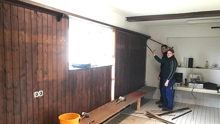 So sah die Kabine vor dem Umbau aus: Die Holzvertäfelung und die alten Bänke entfernten die ehrenamtlichen Helfer als erstes.  Foto: SCH
