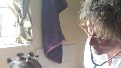 In Mathare Valley, der Slum-Ambulanz der "German Doctors" in Nairobi, hört Rita Wörrlein die Lunge eines Mädchens ab. Die Ambulanz heißt "Baraka", übersetzt bedeutet das Segen.