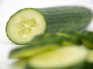 Lidl verpackt seine Gurken wieder in Plastikfolie. Viele Gurken würden sonst zu früh verderben. Foto: Andrea Warnecke/dpa-mag
