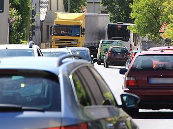 Ein alltägliches Bild auf der B 470 in Gremsdorf. Foto: Andreas Dorsch